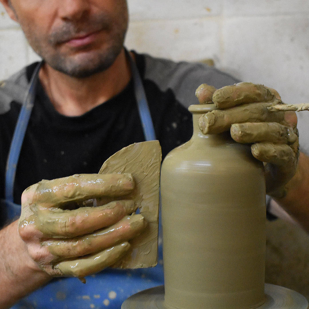 Ceramica blu petrolio con olio extra vergine d'oliva